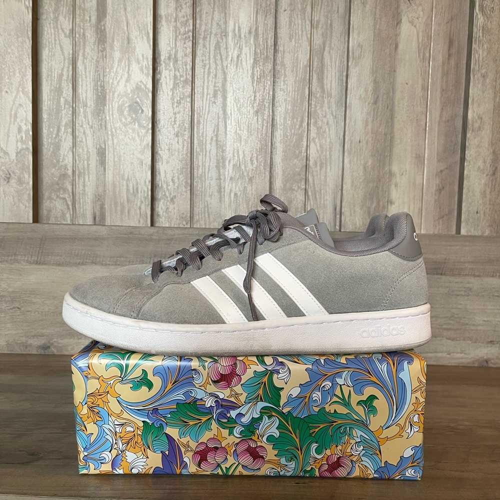 Adidas Mens Gray suede shoes size 11.5